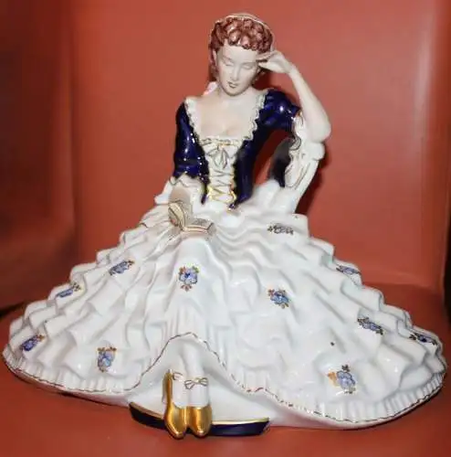 Royal Dux Bohemia Czech Dame Frau mit Buch Rokoko exzellent verarbeitet