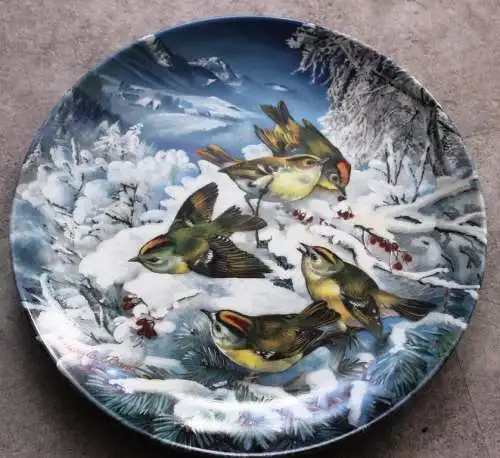2x Hutschenreuther Wandteller 1992 Wintergoldhähnchen und Blaumeisen Blaumeisen zwischen Tannenzweigen  +  Wintergoldhähnchen am Waldrand
