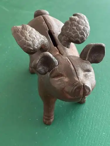 Ein gusseisernes Sparschwein, massives Eisen