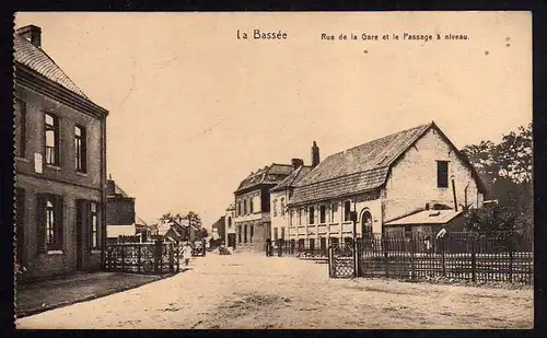 Ansichtskarte La-Bassée La Bassee Rue de la gare et le Passage a niveau 1915 Feldpost