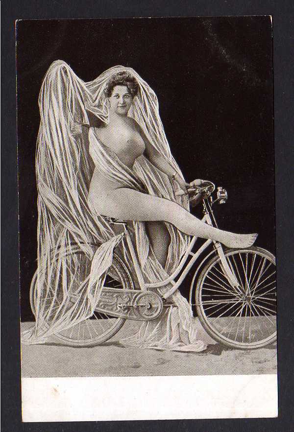 Frauen nackt fahrrad Öffentlich Nackt
