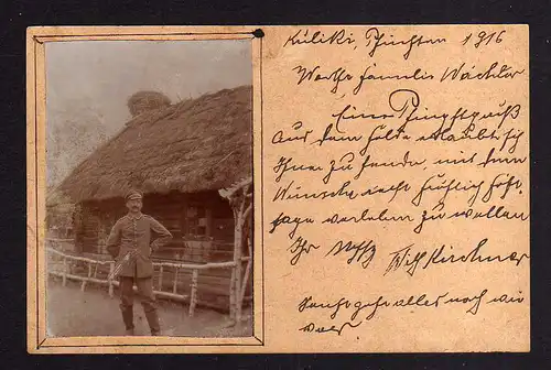 111640 AK Kuliki Russland Pfingsten 1916 Foto auf AK Soldat vor Bauernhaus Feldp