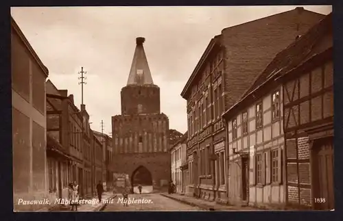 44530 AK Pasewalk Mühlenstraße mit Mühlentor um 1920 Fotokarte