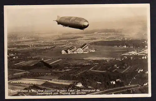 82414 AK Friedrichshafen 1935 Zeppelin über Luftschiffhalle Luftbild