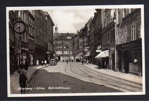 108713 AK Hirschberg Schlesien um 1935 Fotokarte Bahnhofstrasse Drogerie Frisör