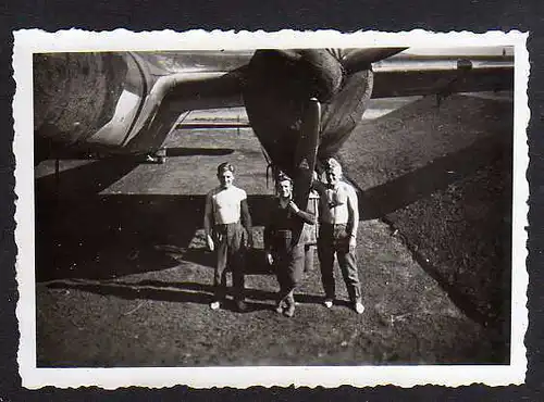93807 Foto Soldaten Flugplatz Flugzeug Propeller 1940