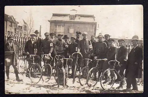 92763 AK Fahrrad All Heil Fotokarte Militär ??? Armbinden Radfahrer um 1915