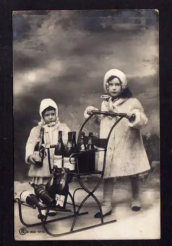 113118 AK Ober Ingelheim 1908 Fotokarte Kinder mit Wein Schlitten Deko