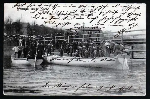 38321 AK Kiel Marine 1918 Matrosen Soldaten im Boot Beurlaubte kommen an Land