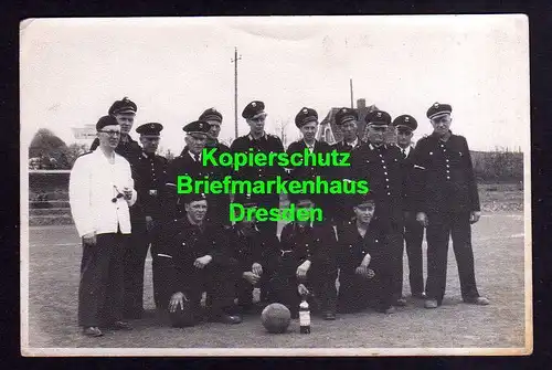 118829 AK Fussball Foto 1957 Mannschaft mit Fußball