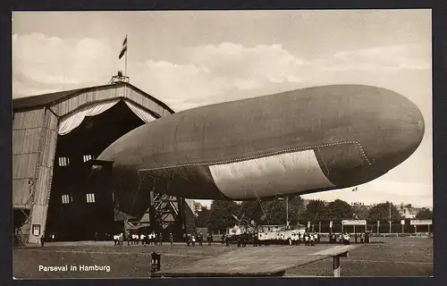 35387 AK Fotokarte um 1912 Parseval in Hamburg Luftschiffhalle m Haltemanschaft