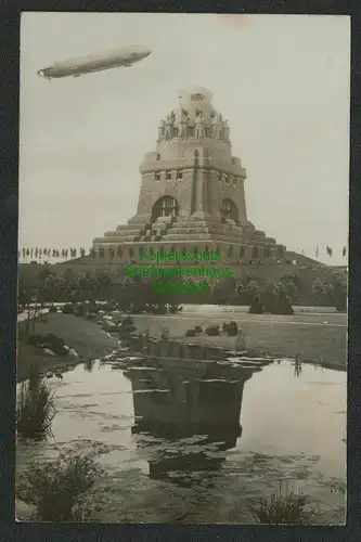 139602 AK Leipzig Völkerschlachtdenkmal Fotokarte um 1913 mit Zeppelin