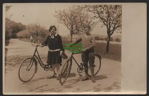 151516 AK Fotokarte Mann Frau je mit Fahrrad