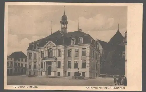 141767 AK Teterow i. M. Rathaus mit Hechtbrunnen um 1930