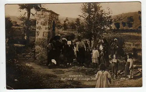 39517 AK Macedonia Fotokarte 1919 Natives at Village Well