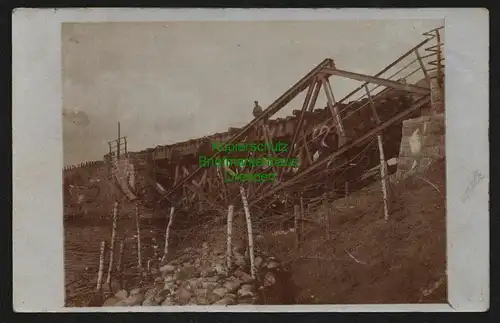 145112 AK Dombrowken bei Gumbinnen 1915 Fotokarte zerstörte Brücke Stacheldraht