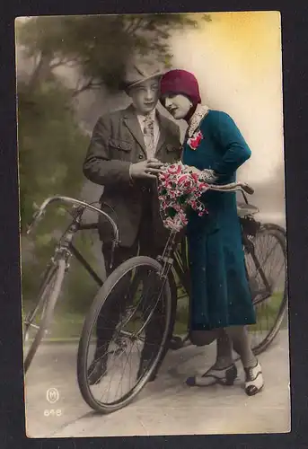 92766 AK junges Paar mit Fahrrad Fotokarte 1937 France Frankreich