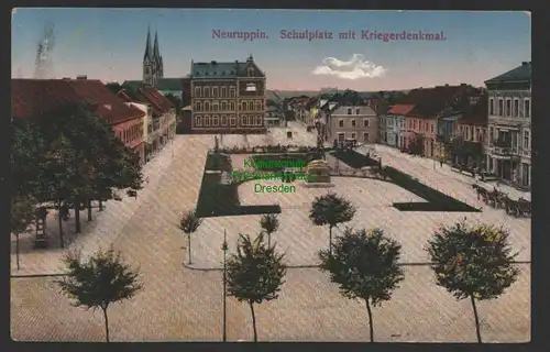 154316 AK Neuruppin Schulplatz  mit Kriegerdenkmal um 1920