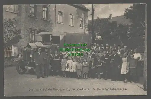 145864 AK Falkenau Sachsen vermutlich 1925 Die I. H. A. bei der Brotverteilung