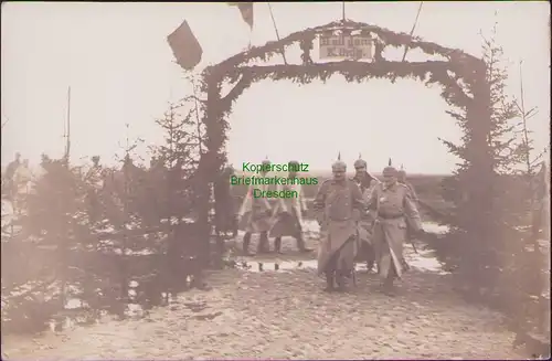 156164 AK Fotokarte 1. Weltkrieg Militär Heil dem König Uniform Helm um 1915