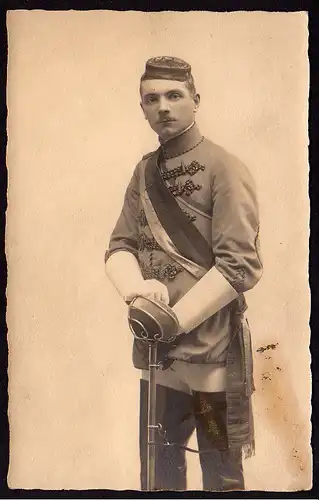 36958 AK Studentika Student in Festtracht Uniform Säbel Degen um 1920