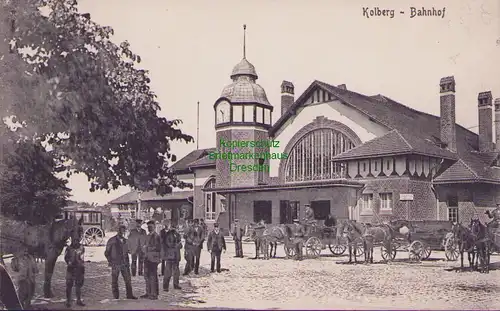 157015 AK Kolberg Kolobrzeg Bahnhof Straßenseite um 1915