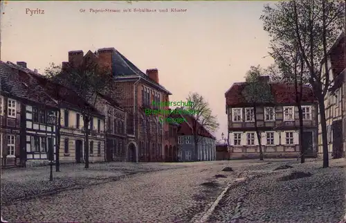 156538 AK Pyrzyce Pyritz 1909 Gr. Papen Strasse mit Schulhaus und Kloster