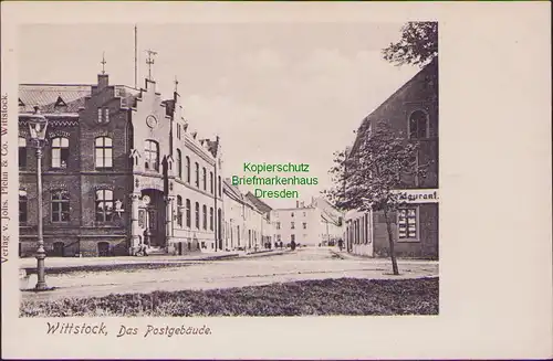 157601 AK Wittstock um 1900 Das Postgebäude Postamt gegenüber Restaurant