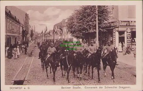 157076 AK Schwedt a. Oder 1915 Berliner Strasse Einmarsch Schwedter Dragoner