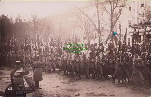 157031 AK Magdeburg Fotokarte um 1933 Parade Aufmarsch Militär Fahnen