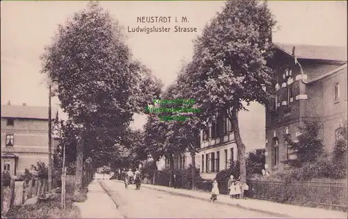 157093 AK Neustadt i. M. um 1910 Ludwigsluster Straße Verlag A. Matthies