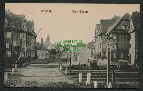 137776 AK Wriezen Jäger-Straße mit Bahnübergang Schranke um 1910