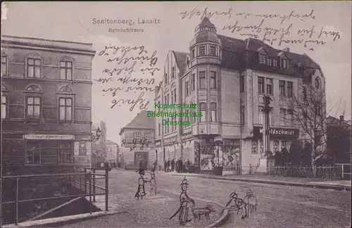 157676 AK Senftenberg Lausitz 1910 Bahnhofstraße Geschäftshaus Waldschmidt Damen