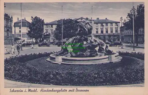 153336 AK Schwerin i. Meckl. Hindenburgplatz mit Brunnen um 1935