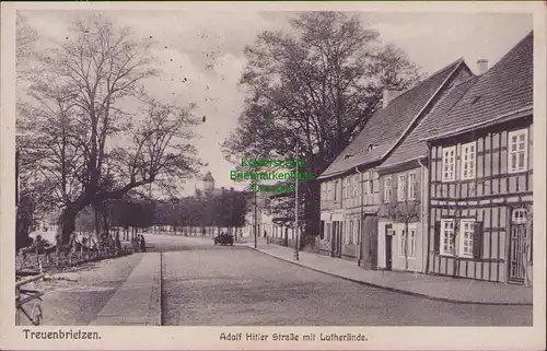 158153 AK Treuenbrietzen 1937 AH Straße mit Lutherlinde Fachwerkhäuser
