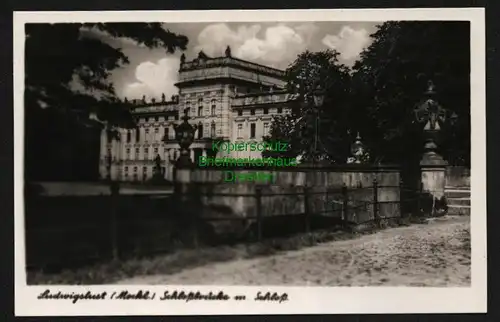 143488 AK Ludwigslust Meckl. Schloßbrücke Schloß um 1935