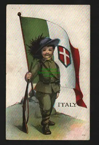138036 AK Italy um 1915 kleiner Italiener mit Gewehr Fahne Flagge
