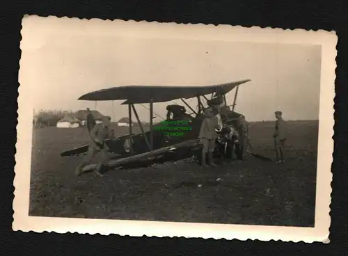 136707 AK Foto Wehrmacht Flugzeug Doppeldecker Soldat um 1942 Bruchlandung auf A