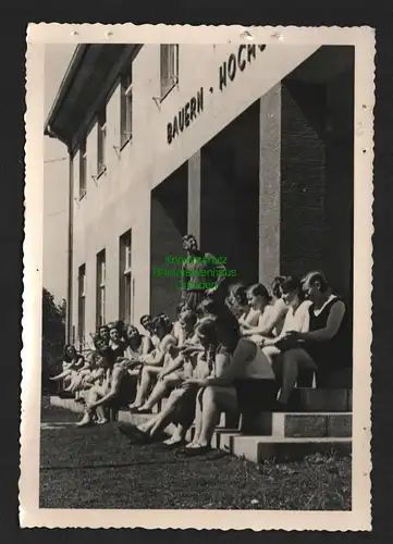 134964 Foto Schlesien 1935 BDM Sportfest Frauen vor Haus im Sportdress