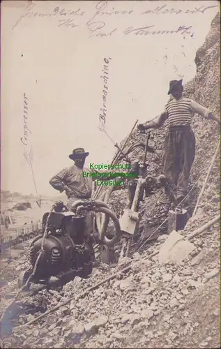 156098 AK Fotokarte Bergbau Bohrmaschine Compressor Bergleute London 1913