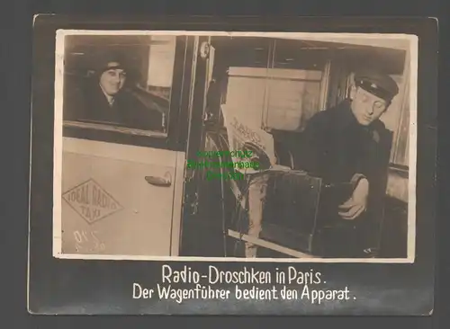 145958 Foto DKW Radio Droschken in Paris Wagenführer bedient den Apparat 1930