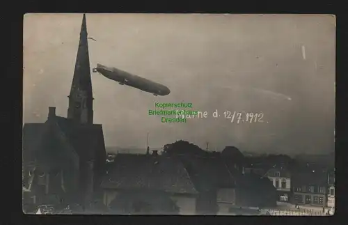 136775 AK Marne Holstein 12.7. 1912 Fotokarte mit Zeppelin neben Kirchturm Markt