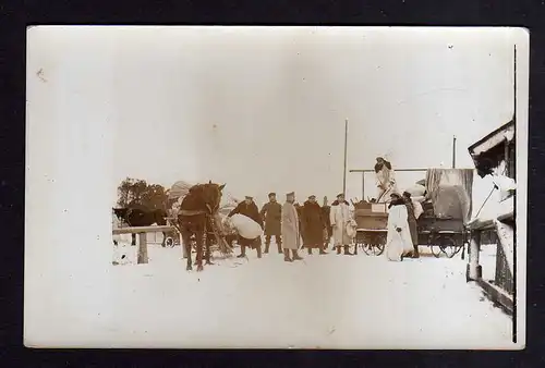 109521 AK Jelgava Mitau Lettland Vor dem Bahnhof Winter 1915 Fotokarte