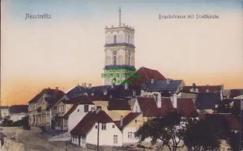 170441 AK Neustrelitz um 1910 Bruchstraße mit Stadtkirche