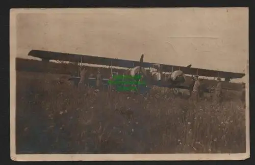 136935 AK Fotokarte Flugzeug 1917 Doppeldecker auf Feld Feldpost