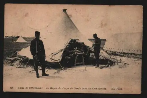 135098 AK Camp de Sissonne 1915 Le Repas du Corps de Garde dans un Campement