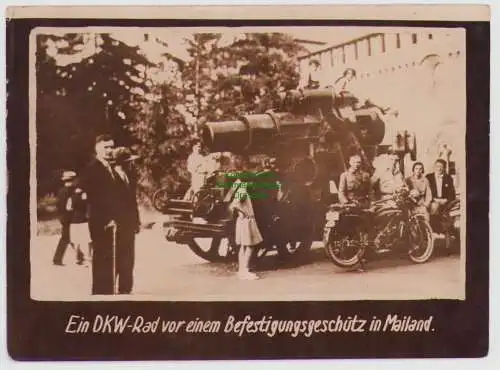 B15712 Fotokarte zur Geschichte von DKW um 1928 Motorrad vor Geschütz in Mailand