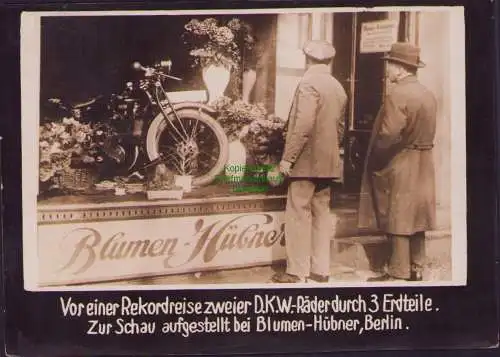 B15710 Fotokarte zur Geschichte von DKW um 1928 Motorrad b. Blumen Hübner Berlin