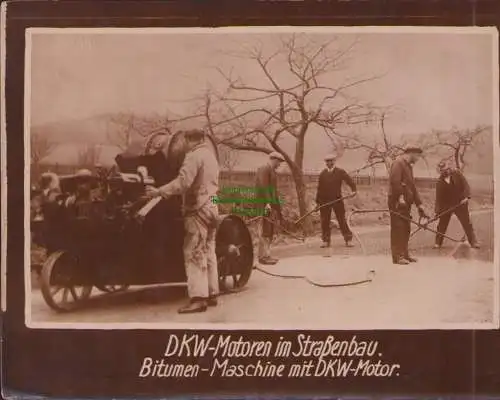 B15724 Fotokarte zur Geschichte von DKW um 1928 Bitumen Maschine mit DKW Motor