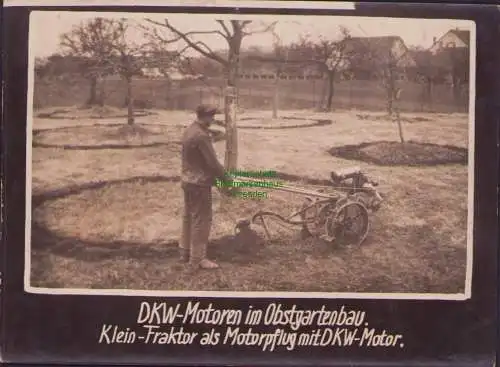 B15725 Fotokarte zur Geschichte von DKW um 1928 Klein Traktor als Motorpflug